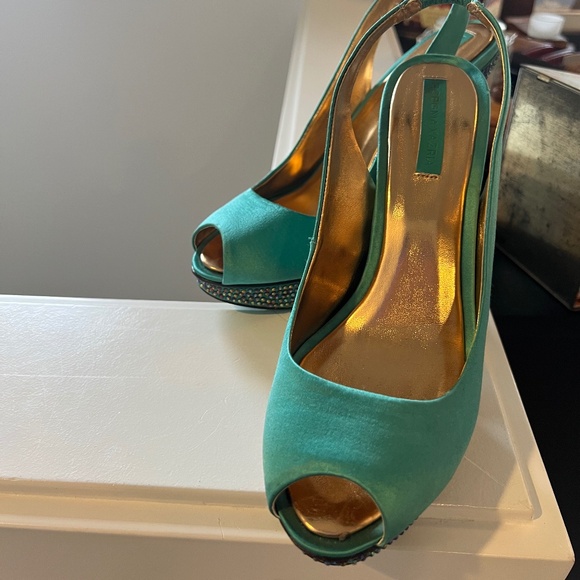 BCBG Max Azria Peep Toe Heels SZ9 - Picture 2 of 4